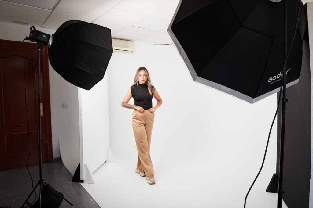 Modelo en el ciclorama blanco del estudio