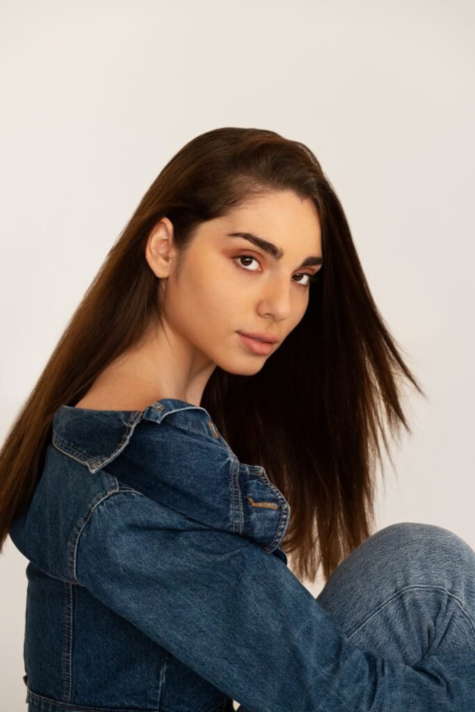 Retrato de estudio con chaqueta vaquera