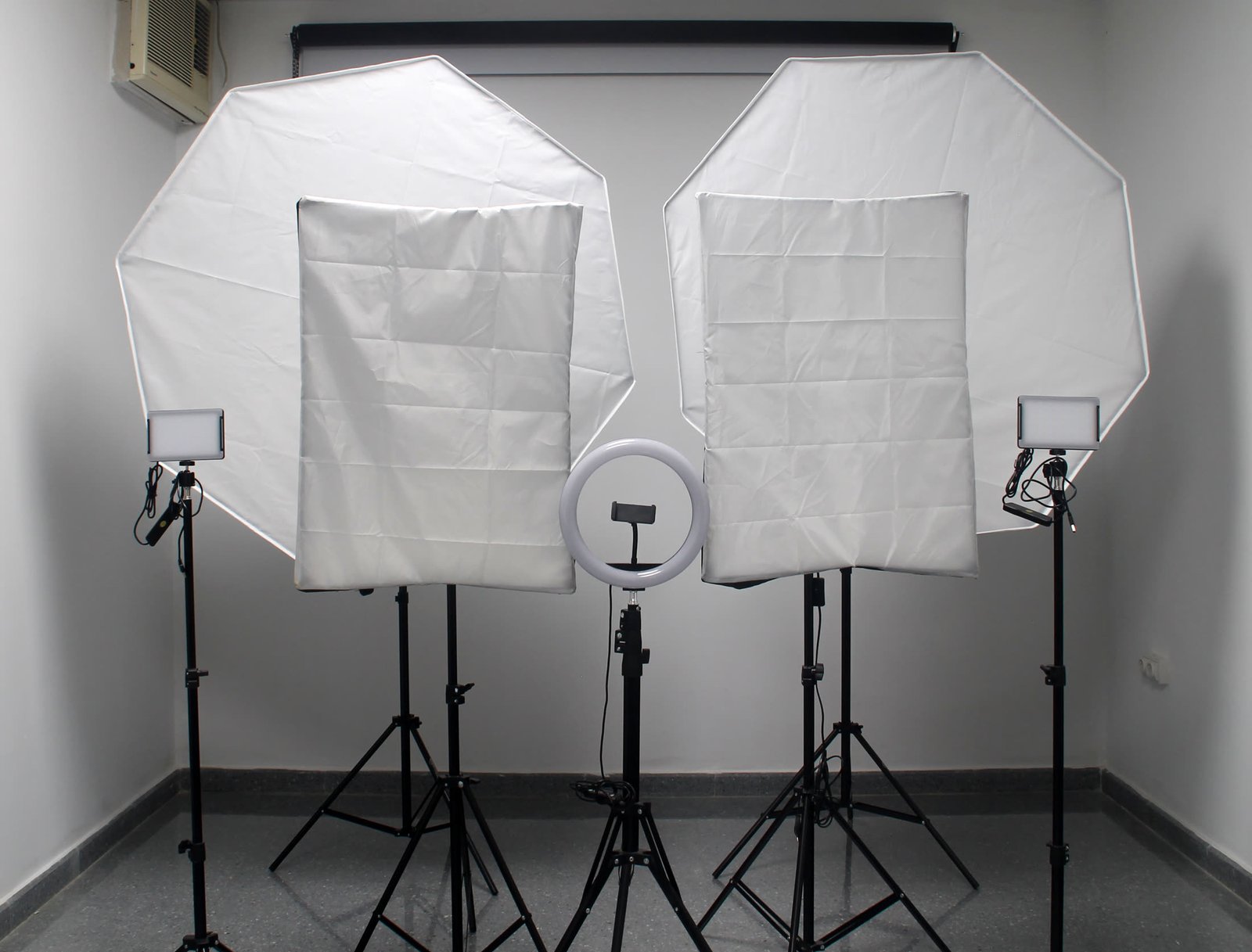 Softboxes, paneles LED y aro de luz del estudio