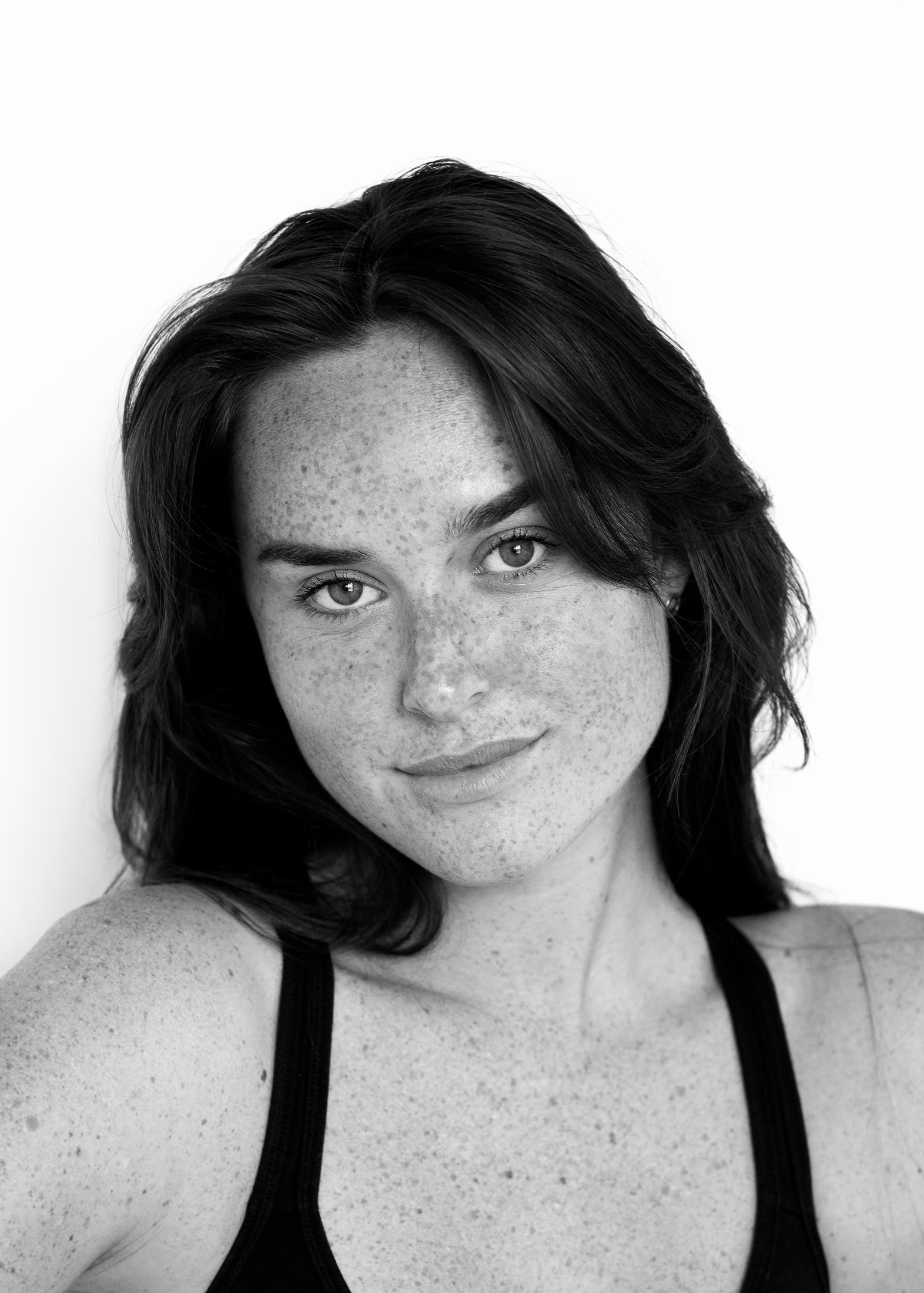 Retrato en blanco y negro hecho en el estudio